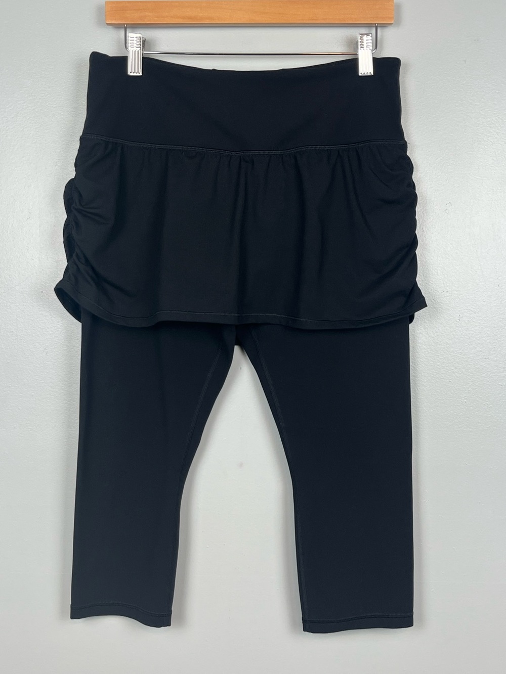Athleta 2 in 1 Capri black skirted capri leggings, large.